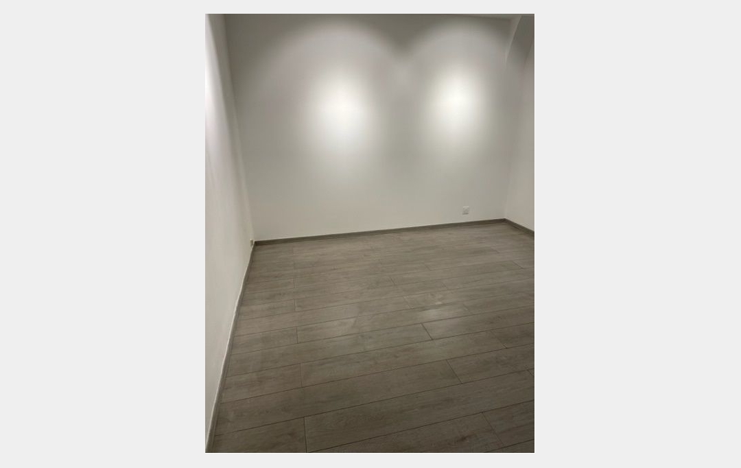 Annonces VAUNAGE : Local / Bureau | NIMES (30900) | 45 m2 | 803 &euro; 
