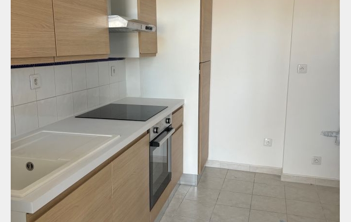 Appartement P2   NIMES  46 m2 558 € 