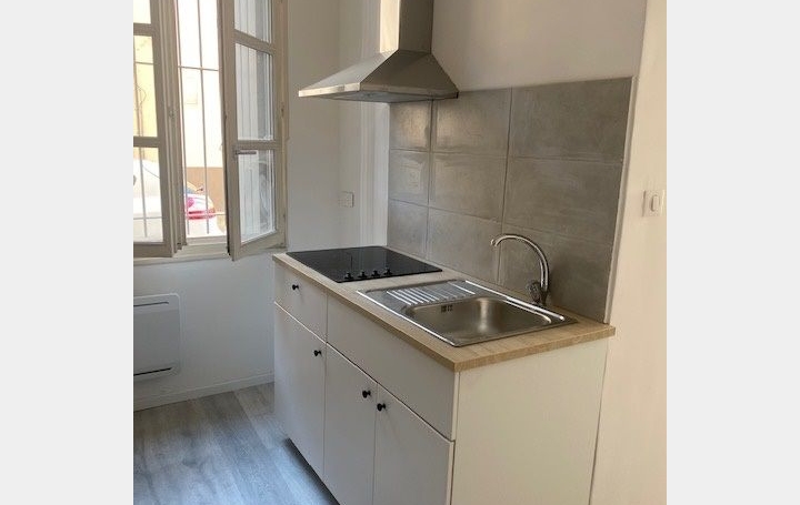 Appartement P2   NIMES  48 m2 585 € 